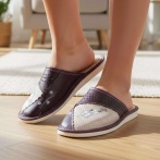 Skórzane kapcie damskie Naturfeet PKC5PU – Beżowo-bordowe z kwiatowym zdobieniem