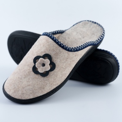 Damskie kapcie z naturalnego filcu wełnianego z kwiatkiem – Naturfeet PBK4GR Szare Bambosze Premium