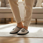 Damskie kapcie z naturalnego filcu wełnianego z kwiatkiem – Naturfeet PBK4GR Szare Bambosze Premium