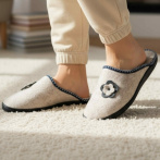 Damskie kapcie z naturalnego filcu wełnianego z kwiatkiem – Naturfeet PBK4GR Szare Bambosze Premium