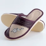 Skórzane kapcie damskie Naturfeet PKC5PU – Beżowo-bordowe z kwiatowym zdobieniem