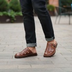 Naturfeet KMC10 Męskie skórzane klapki w kolorze brązowym – Ręcznie robione sandały z naturalnej skóry – Wygodne buty na lato z klamrą