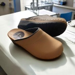 Brzoskwiniowe chodaki medyczne Naturfeet MK1PE PREMIUM – skóra naturalna, drewno topolowe, podeszwa amortyzująca PU