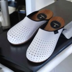 Damskie białe przewiewne skórzane chodaki – wsuwane klapki z drewnianą podeszwą – buty Naturefeet w stylu skandynawskim MK2WH