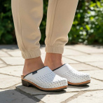 Damskie białe przewiewne skórzane chodaki – wsuwane klapki z drewnianą podeszwą – buty Naturefeet w stylu skandynawskim MK2WH