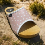 Ręcznie robione drewniaki damskie Naturfeet DKO7PI w różowe grochy – naturalna skóra, wygodne chodaki na drewnianej podeszwie