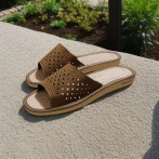 Damskie kapcie Naturfeet PKO8BR ze skóry zamszowej – brązowe pantofle z ażurowym wzorem, wygodne obuwie domowe