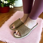 Damskie kapcie Naturfeet PKO8BR ze skóry zamszowej – brązowe pantofle z ażurowym wzorem, wygodne obuwie domowe