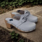 Damskie Chodaki Naturfeet DH10WH z Naturalnej Skóry z Ozdobnym Łańcuchem – Styl i Jakość - Białe