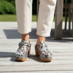 Damskie chodaki Naturfeet DH6PA z naturalnej skóry w panterkę – drewniaki z paskiem i drewnianą podeszwą