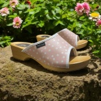 Ręcznie robione drewniaki damskie Naturfeet DKO7PI w różowe grochy – naturalna skóra, wygodne chodaki na drewnianej podeszwie