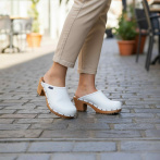 Obuwie damskie na obcasie Naturfeet DH2WH – skórzane chodaki na drewnianej podeszwie - uroda i gracja - białe