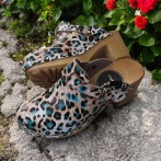 Damskie chodaki Naturfeet DH6PA z naturalnej skóry w panterkę – drewniaki z paskiem i drewnianą podeszwą
