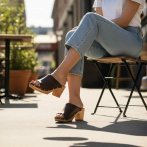 Letnie buty z odkrytymi palcami drewniaki damskie Naturfeet DHO8BR – Skóra naturalna – Ręcznie robione klapki na drewnianej podeszwie - brązowe