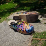 Artystyczne klapki na drewnianej podeszwie NATURFEET Kolorowe drewniaki damskie DKC6PC zakryte