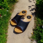 Drewniaki damskie NATURFEET granatowe – skórzane klapki na drewnianej podeszwie - Piękno i Elegancja DKO2NA