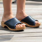 Drewniaki damskie NATURFEET granatowe – skórzane klapki na drewnianej podeszwie - Piękno i Elegancja DKO2NA