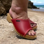 Drewniaki damskie NATURFEET DKO2RE czerwone – skórzane klapki na drewnianej podeszwie - Piękno i Elegancja