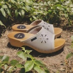 Klapki damskie Naturfeet DKO3BE z beżowej skóry naturalnej – wygodne drewniaki z wycięciem - Piękno i Styl