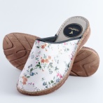 Damskie Klapki Naturfeet KKC5WH ze Skóry Naturalnej – Komfort, Styl i Oddychalność Kwiatowy Wzór