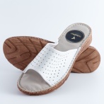 Skórzane damskie klapki Naturfeet KKO2WH białe przewiewne – komfort i elegancja