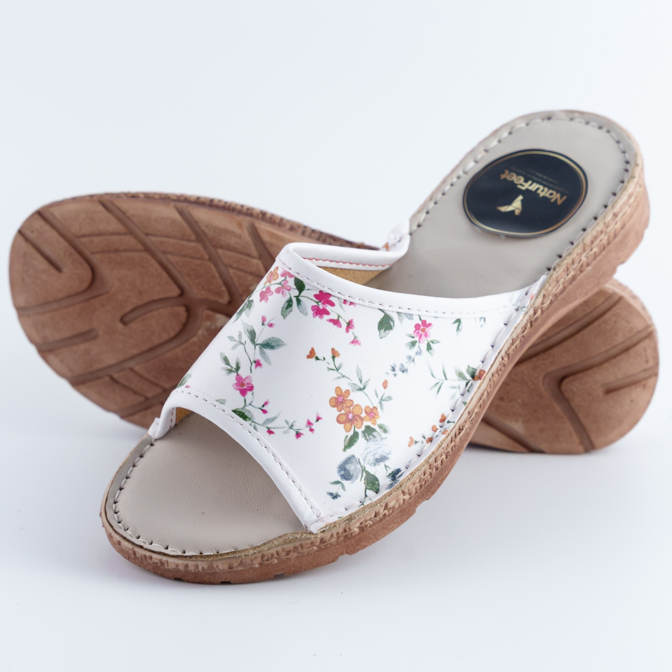 Skórzane damskie klapki Naturfeet KKO5WH białe z kwiatowym wzorem – komfort i elegancja