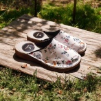 Damskie Klapki Naturfeet KKC5WH ze Skóry Naturalnej – Komfort, Styl i Oddychalność Kwiatowy Wzór