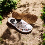 Damskie Klapki Naturfeet KKC5WH ze Skóry Naturalnej – Komfort, Styl i Oddychalność Kwiatowy Wzór