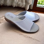 Skórzane damskie klapki Naturfeet KKO2WH białe przewiewne – komfort i elegancja