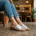 Skórzane damskie klapki Naturfeet KKO5WH białe z kwiatowym wzorem – komfort i elegancja