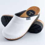 Męskie białe skórzane chodaki – wsuwane klapki z drewnianą podeszwą – buty Naturefeet w stylu skandynawskim MM1WH