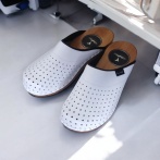 Męskie chodaki medyczne Naturfeet PREMIUM – skórzane klapki perforowane z drewnianą wkładką i amortyzacją PU MM2WH