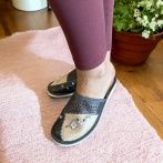 Skórzane kapcie damskie Naturfeet PKC5GR – Beżowo-szare z kwiatowym zdobieniem