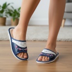 Damskie skórzane kapcie Naturfeet – granatowo-kremowe pantofle z haftem kwiatowym PKO5BL