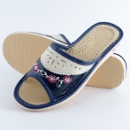 Damskie skórzane kapcie Naturfeet – granatowo-kremowe pantofle z haftem kwiatowym PKO5BL