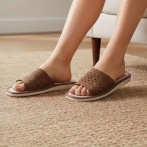 Damskie kapcie Naturfeet PKO8BR ze skóry zamszowej – brązowe pantofle z ażurowym wzorem, wygodne obuwie domowe