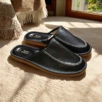 Męskie skórzane kapcie Naturfeet PMC2BL z perforacją – czarne, lekkie i oddychające