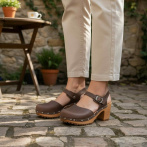 Ręcznie robione chodaki z brązowej skóry Naturfeet SKC1BR drewniane sandały zakryte palce - piękno i wdzięk