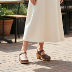 Ręcznie robione chodaki z brązowej skóry Naturfeet SKC1BR drewniane sandały zakryte palce - piękno i wdzięk