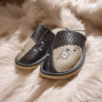 Skórzane kapcie damskie Naturfeet PKC5GR – Beżowo-szare z kwiatowym zdobieniem