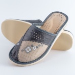 Skórzane kapcie damskie Naturfeet PKC5GR – Beżowo-szare z kwiatowym zdobieniem