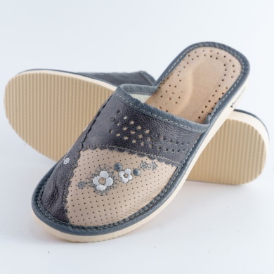 Skórzane kapcie damskie Naturfeet PKC5GR – Beżowo-szare z kwiatowym zdobieniem