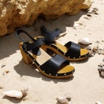 Ręcznie robione chodaki z czarnej skóry Naturfeet SKO1BL– drewniane sandały odkryte palce - piękno i wdzięk