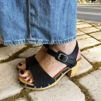 Ręcznie robione chodaki z czarnej skóry Naturfeet SKO1BL– drewniane sandały odkryte palce - piękno i wdzięk