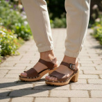 Ręcznie robione chodaki z brązowej skóry Naturfeet SKO1BR – drewniane sandały odkryte palce - piękno i wdzięk