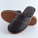 Męskie kapcie Naturfeet PMW1BL – skórzane z wełnianym wnętrzem i perforacją