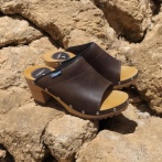 Letnie buty z odkrytymi palcami drewniaki damskie Naturfeet DHO8BR – Skóra naturalna – Ręcznie robione klapki na drewnianej podeszwie - brązowe