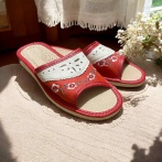 Damskie skórzane kapcie Naturfeet PKO5RE – czerwone-kremowe pantofle z haftem kwiatowym