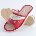 Damskie skórzane kapcie Naturfeet PKO5RE – czerwone-kremowe pantofle z haftem kwiatowym