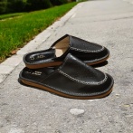 Męskie skórzane kapcie Naturfeet PMC2BL z perforacją – czarne, lekkie i oddychające